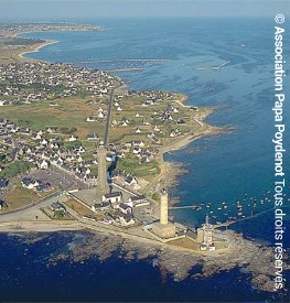 Vue aérienne de Saint-Pierre et du phare d'Eckmühl Phare d'Eckmühl